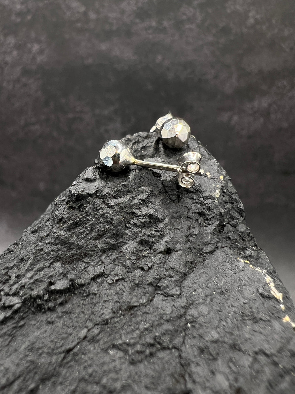 585 Weißgold · Kugeln · gehämmert · Ohrstecker · unisex