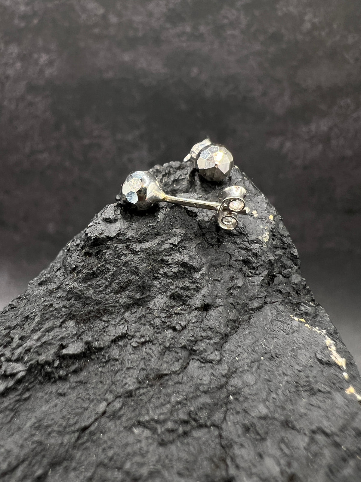 585 Weißgold · Kugeln · gehämmert · Ohrstecker · unisex