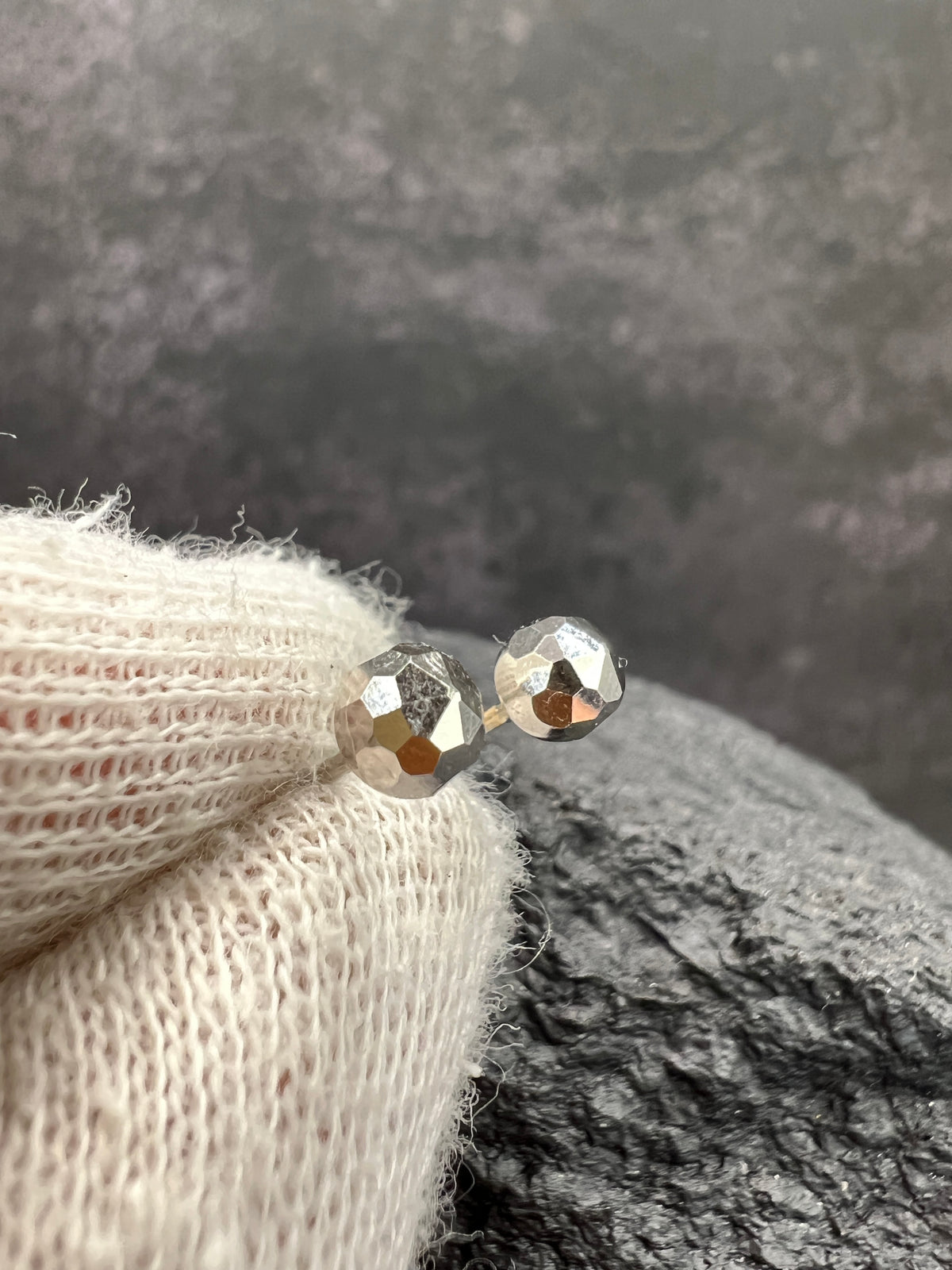 585 Weißgold · Kugeln · gehämmert · Ohrstecker · unisex
