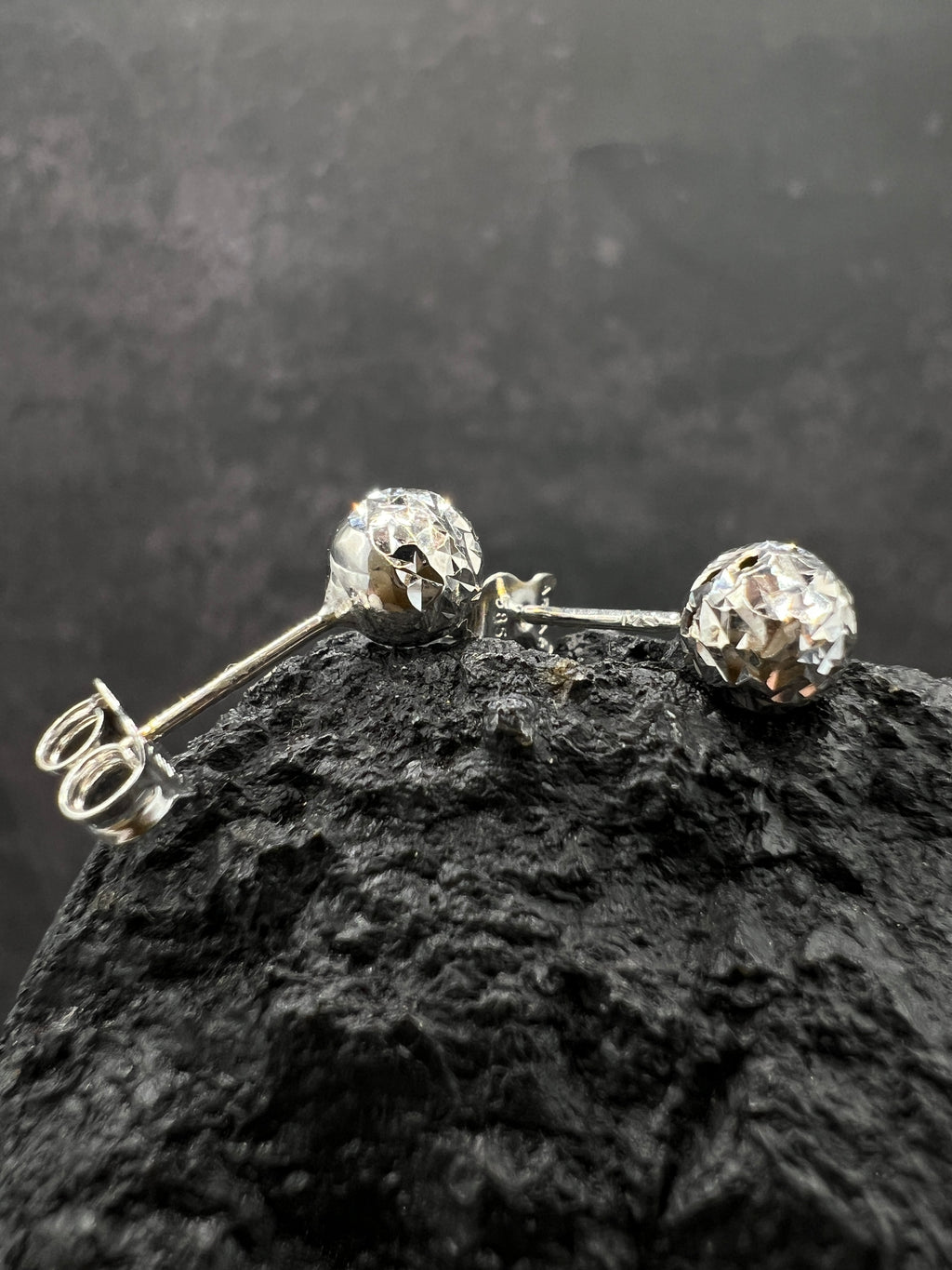 585 Weißgold · Kugeln · gehämmertes Muster · Ohrstecker · unisex