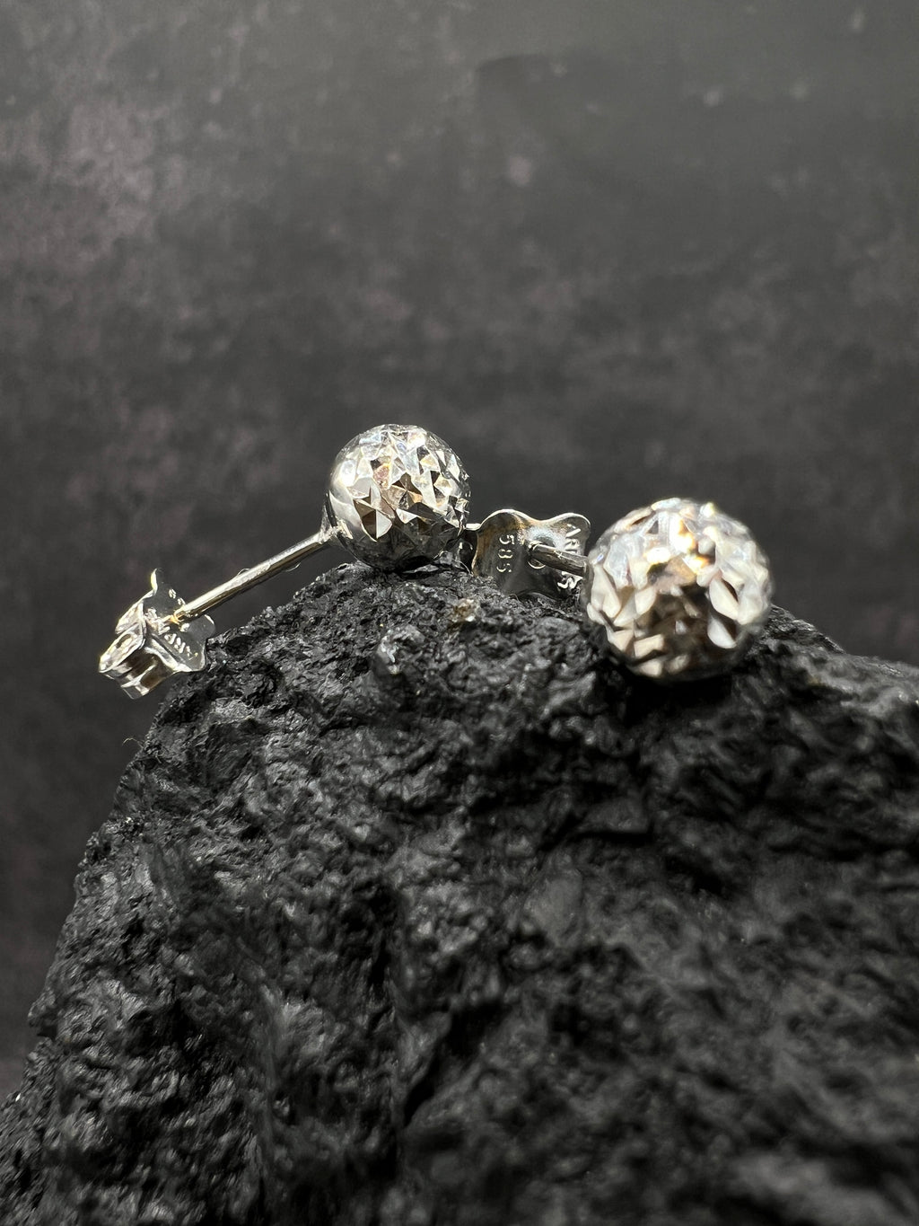 585 Weißgold · Kugeln · gehämmertes Muster · Ohrstecker · unisex