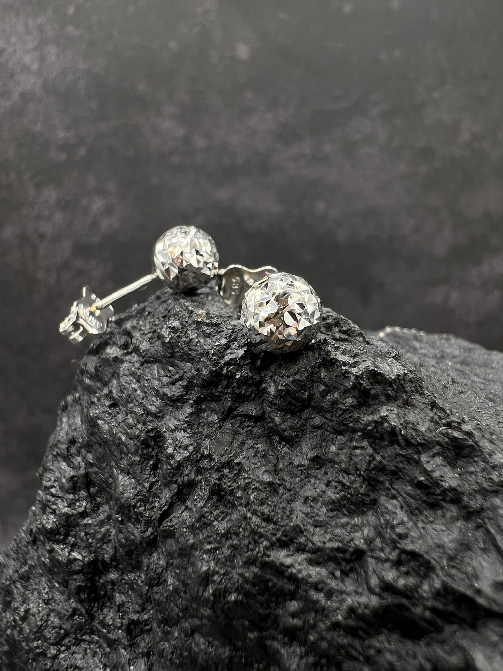 585 Weißgold · Kugeln · gehämmertes Muster · Ohrstecker · unisex