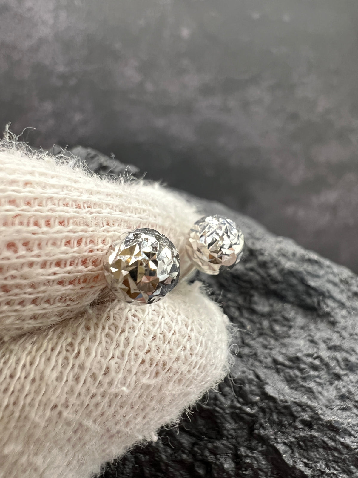 585 Weißgold · Kugeln · gehämmertes Muster · Ohrstecker · unisex