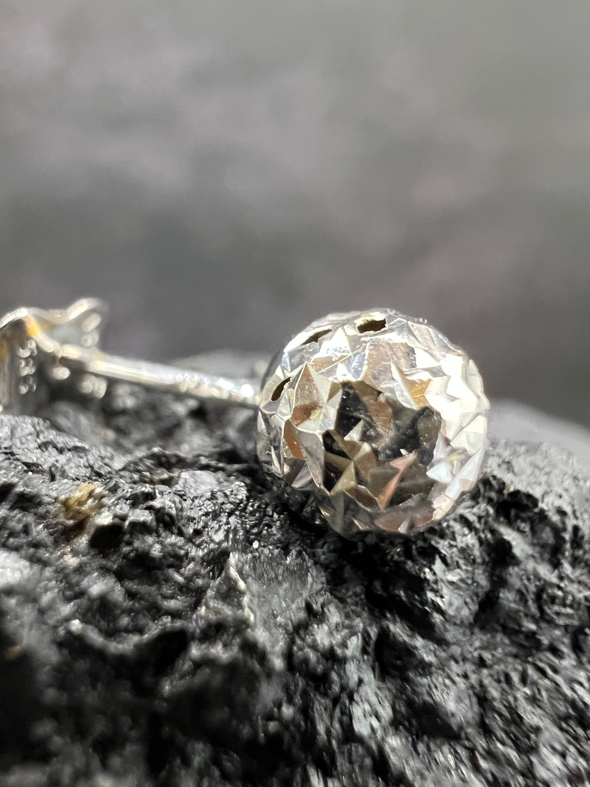 585 Weißgold · Kugeln · gehämmertes Muster · Ohrstecker · unisex