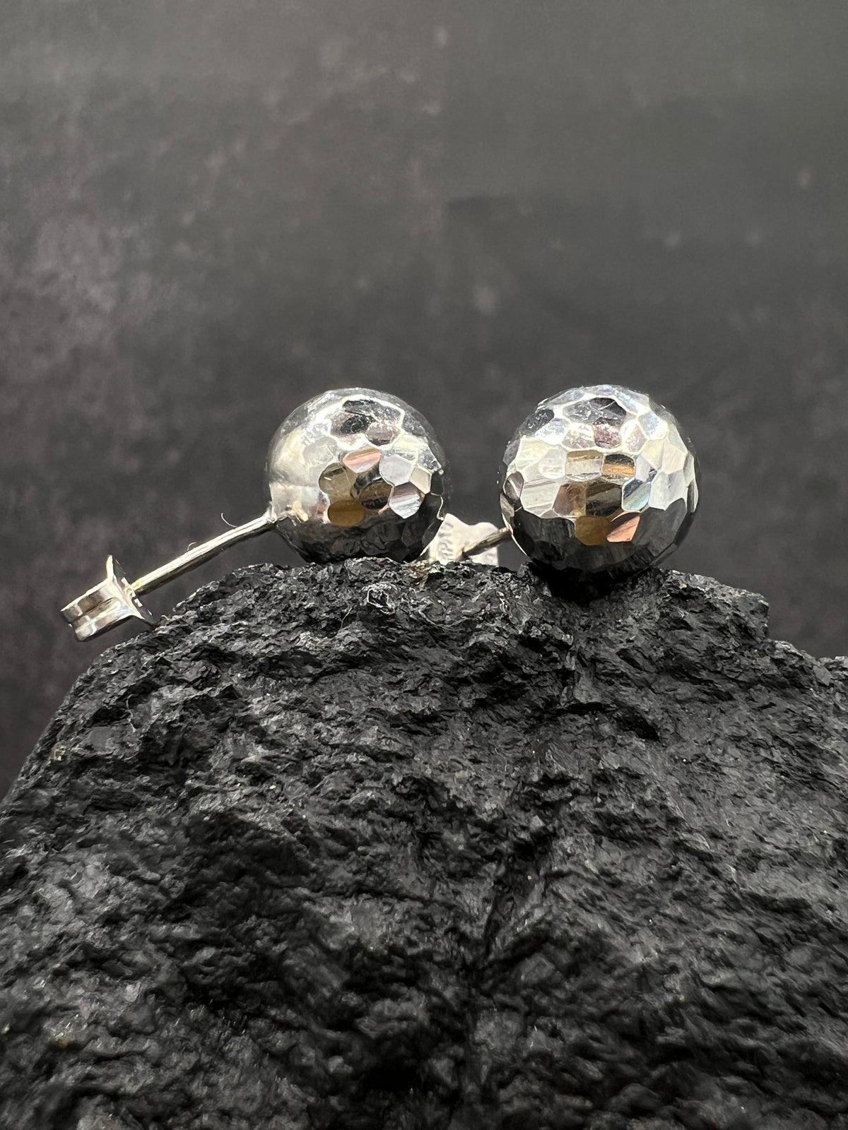 585 Weißgold · Kugeln · gehämmert · Ohrstecker · unisex