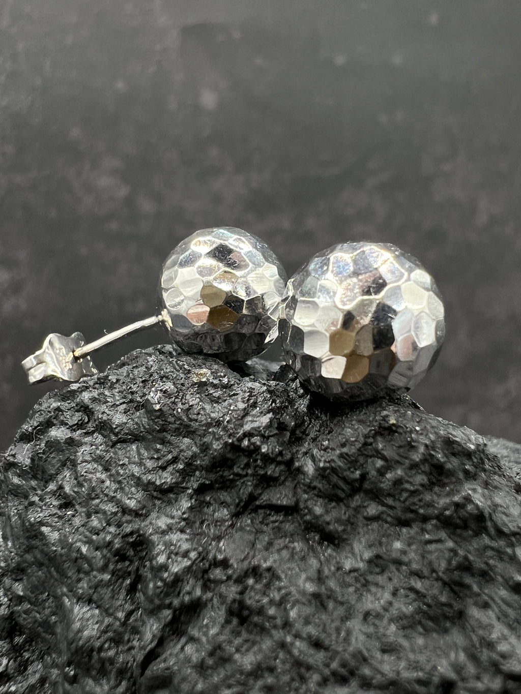 585 Weißgold · Kugeln · gehämmert · Ohrstecker · unisex