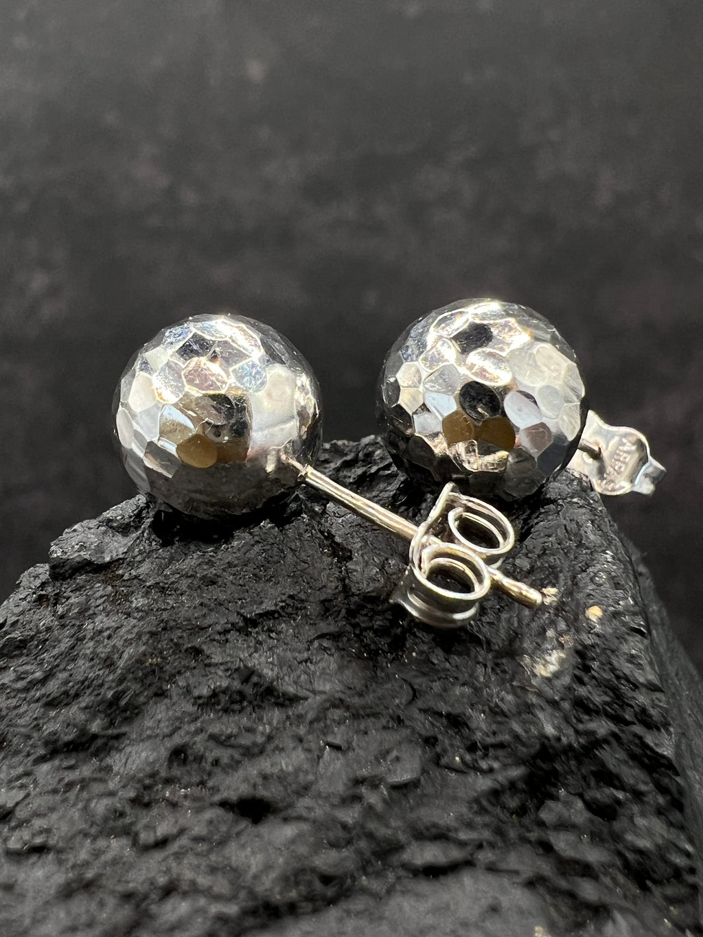 585 Weißgold · Kugeln · gehämmert · Ohrstecker · unisex
