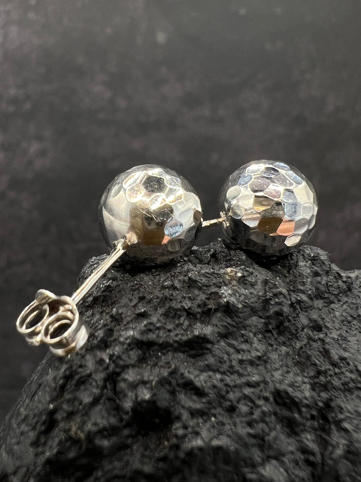 585 Weißgold · Kugeln · gehämmert · Ohrstecker · unisex