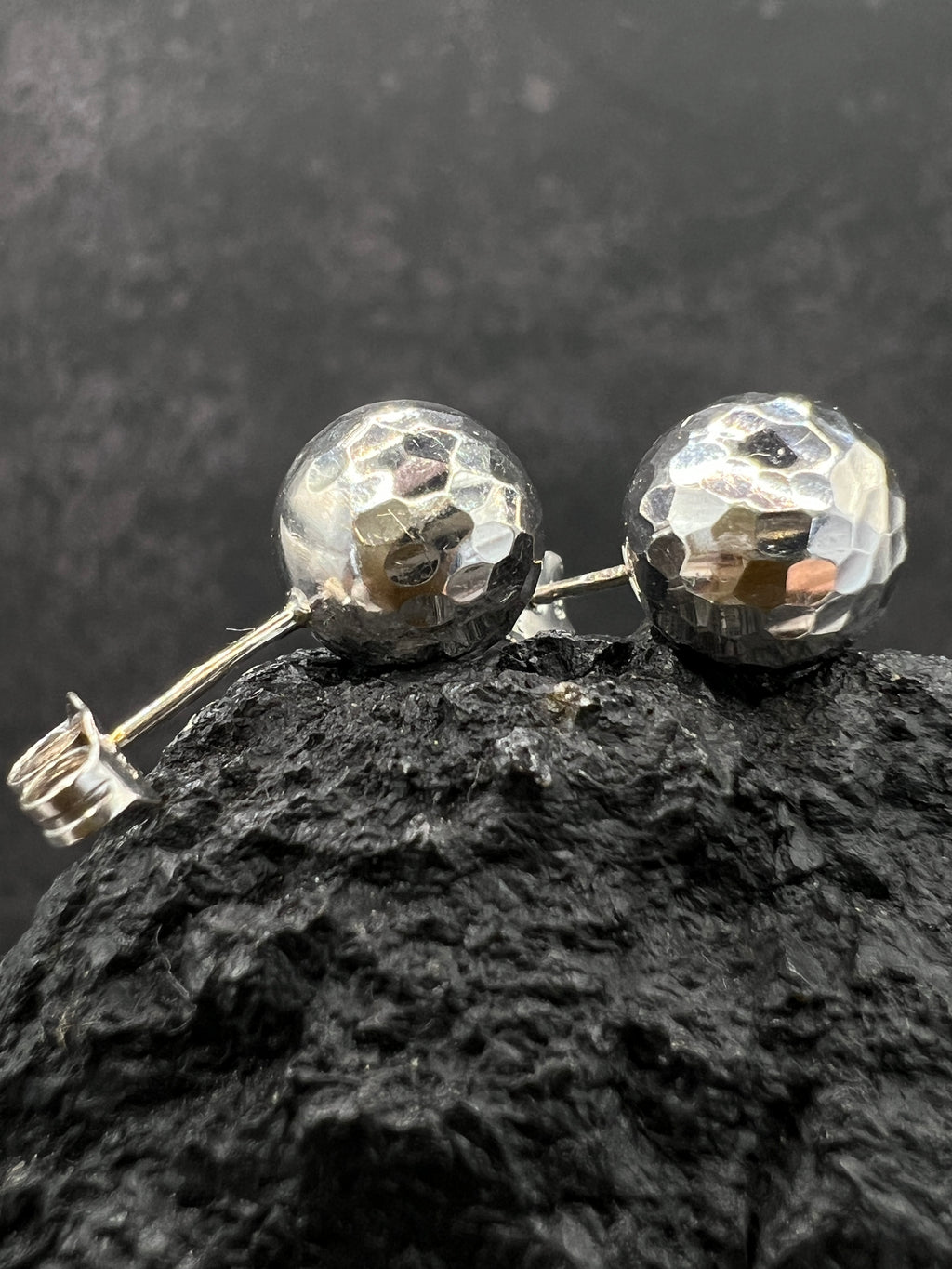 585 Weißgold · Kugeln · gehämmert · Ohrstecker · unisex