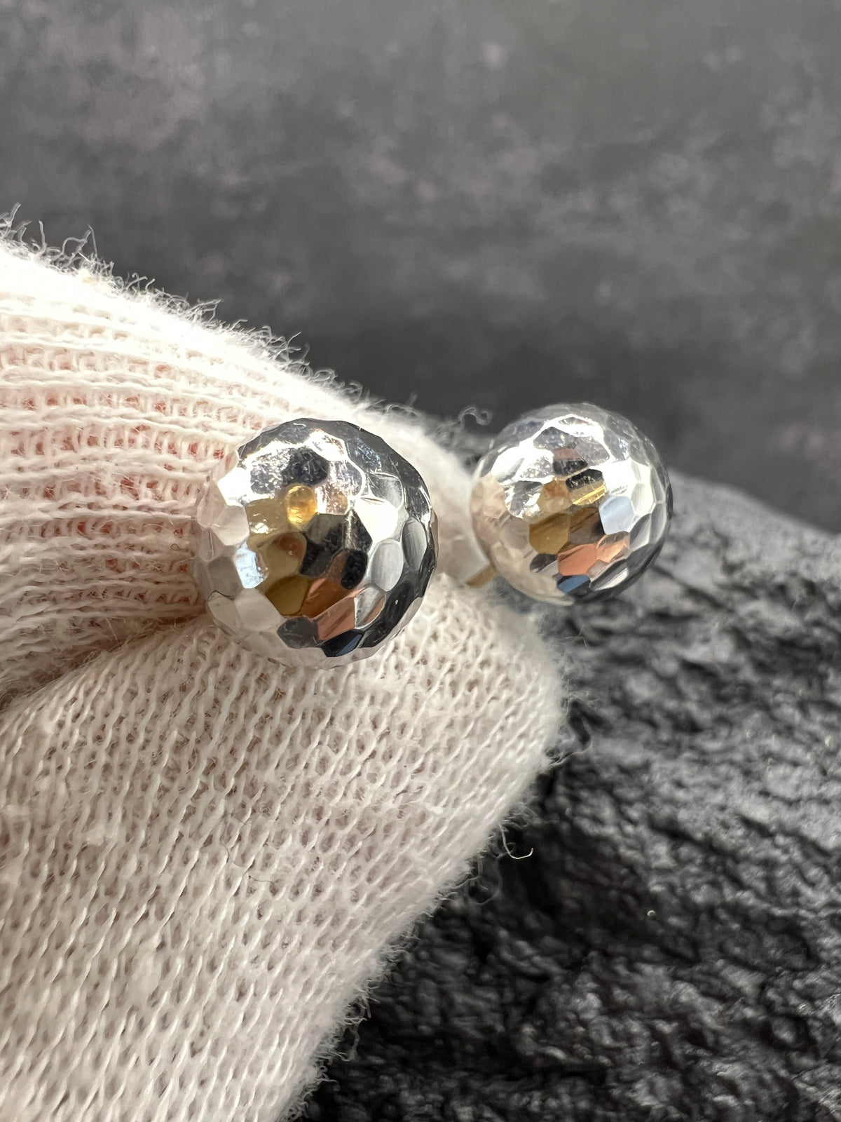 585 Weißgold · Kugeln · gehämmert · Ohrstecker · unisex