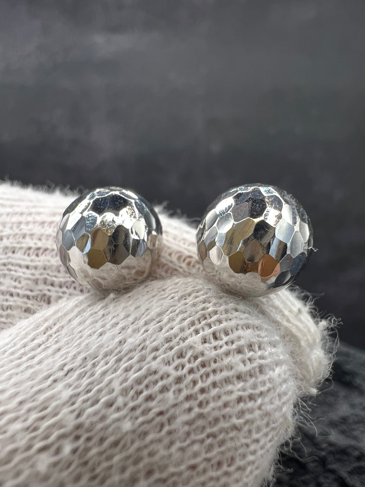 585 Weißgold · Kugeln · gehämmert · Ohrstecker · unisex
