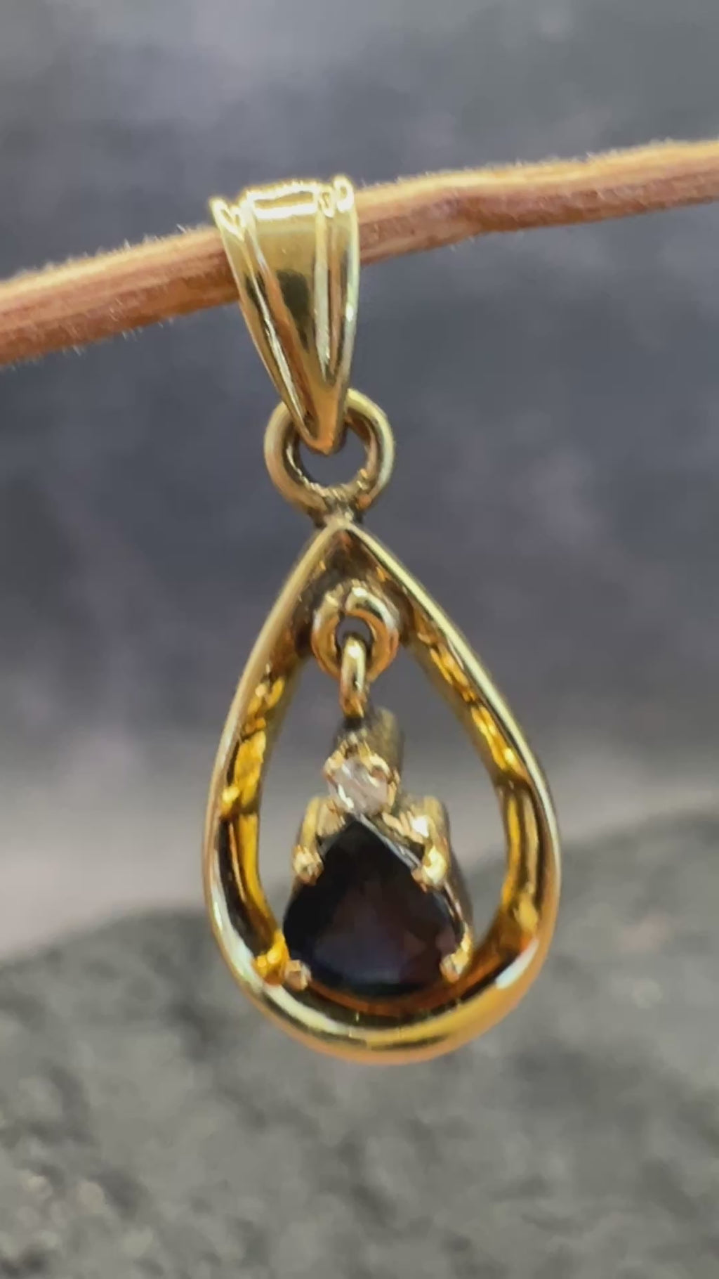 Tropfen Anhänger  •  585 Gold • Gelbgold • 14 Karat  • echter Saphir & Diamant